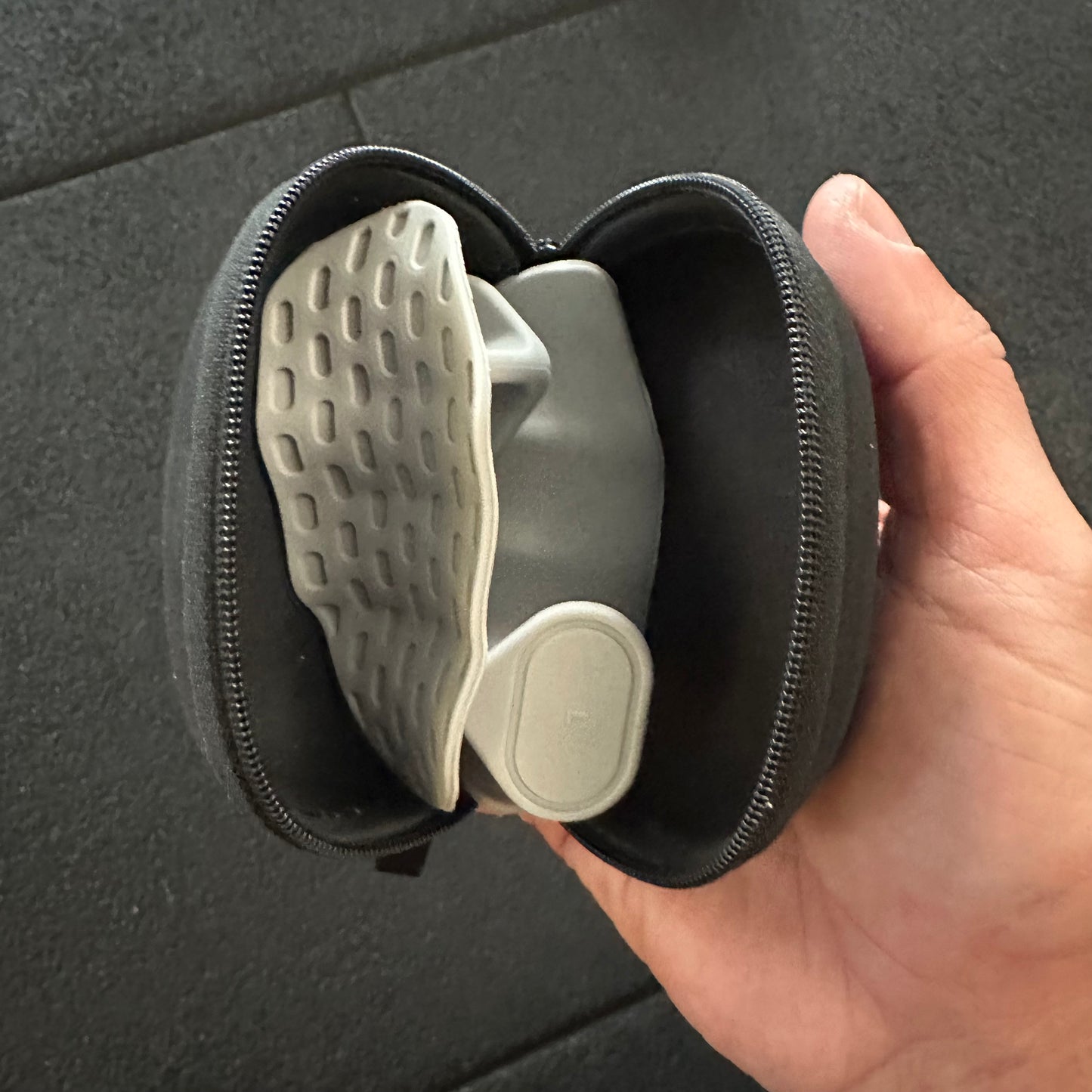 Silicone Gym Grips with case